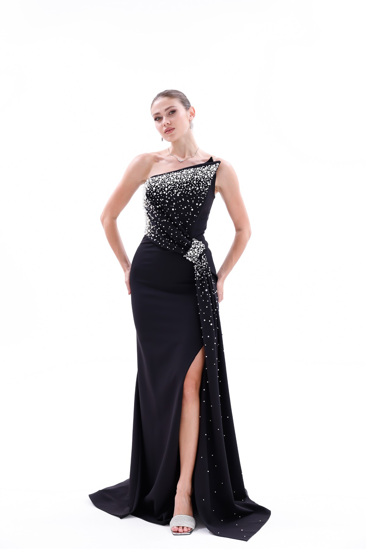 BDM Exclusive Asimetrik Drape İnci Taş Aplikeli Yırtmaçlı Krep Abiye Elbise BDM Exclusive Asimetrik Drape İnci Taş Aplikeli Yırtmaçlı Krep Abiye Elbise
