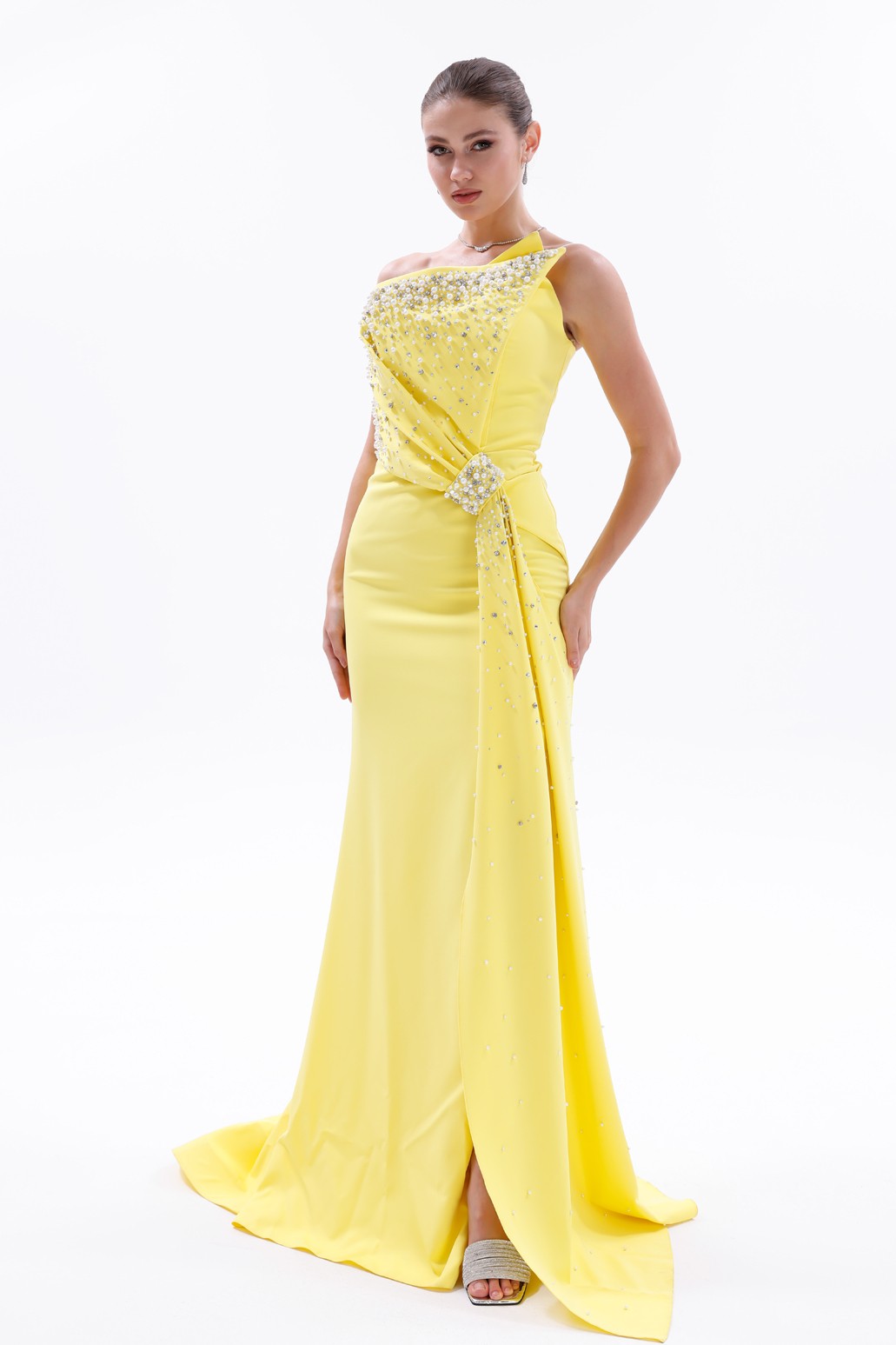 BDM Exclusive Asimetrik Drape İnci Taş Aplikeli Yırtmaçlı Krep Abiye Elbise BDM Exclusive Asimetrik Drape İnci Taş Aplikeli Yırtmaçlı Krep Abiye Elbise