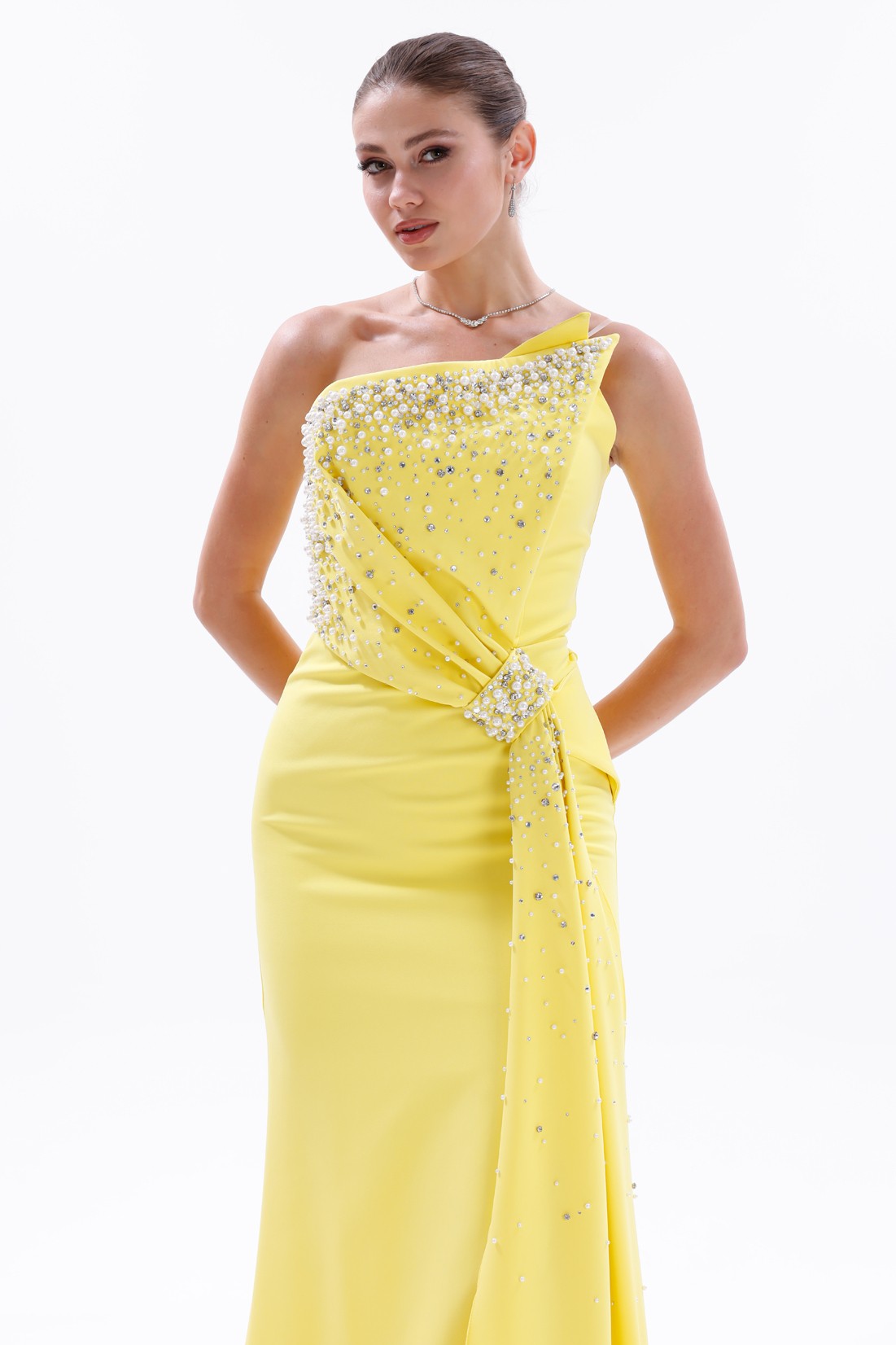 BDM Exclusive Asimetrik Drape İnci Taş Aplikeli Yırtmaçlı Krep Abiye Elbise BDM Exclusive Asimetrik Drape İnci Taş Aplikeli Yırtmaçlı Krep Abiye Elbise