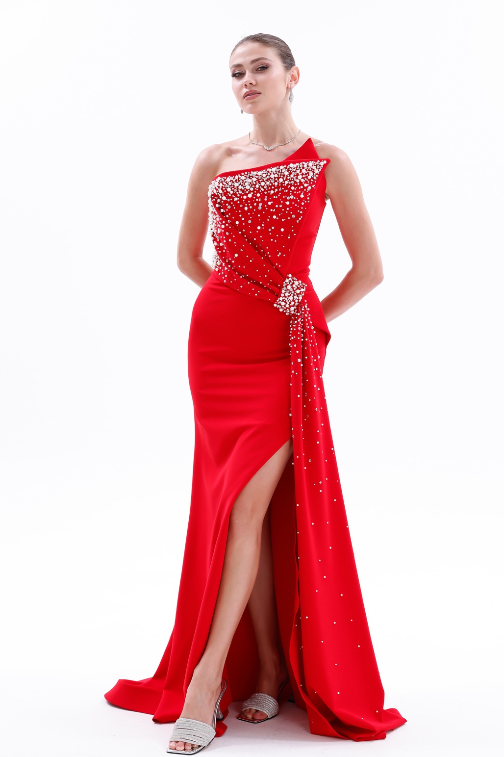 BDM Exclusive Asimetrik Drape İnci Taş Aplikeli Yırtmaçlı Krep Abiye Elbise BDM Exclusive Asimetrik Drape İnci Taş Aplikeli Yırtmaçlı Krep Abiye Elbise