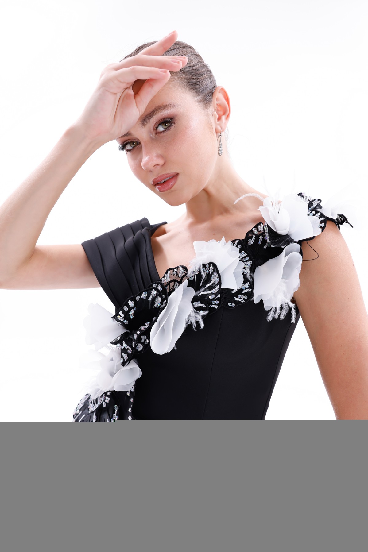 BDM Exclusive Çiçek Aplikeli Drapeli Asimetrik Uzun Krep Abiye Elbise