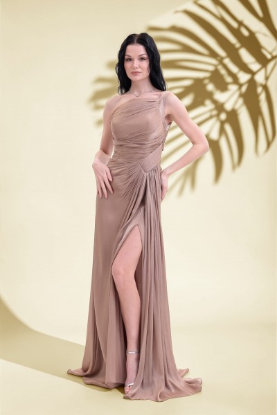 BDM Exclusive Parlak Şifon Drape Detaylı Tek Omuz Yırtmaçlı Premium Abiye Elbise