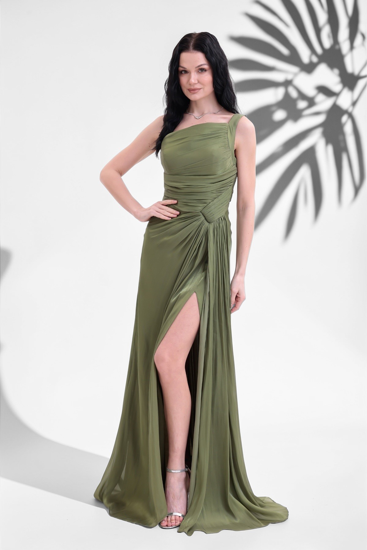 BDM Exclusive Parlak Şifon Drape Detaylı Tek Omuz Yırtmaçlı Premium Abiye Elbise