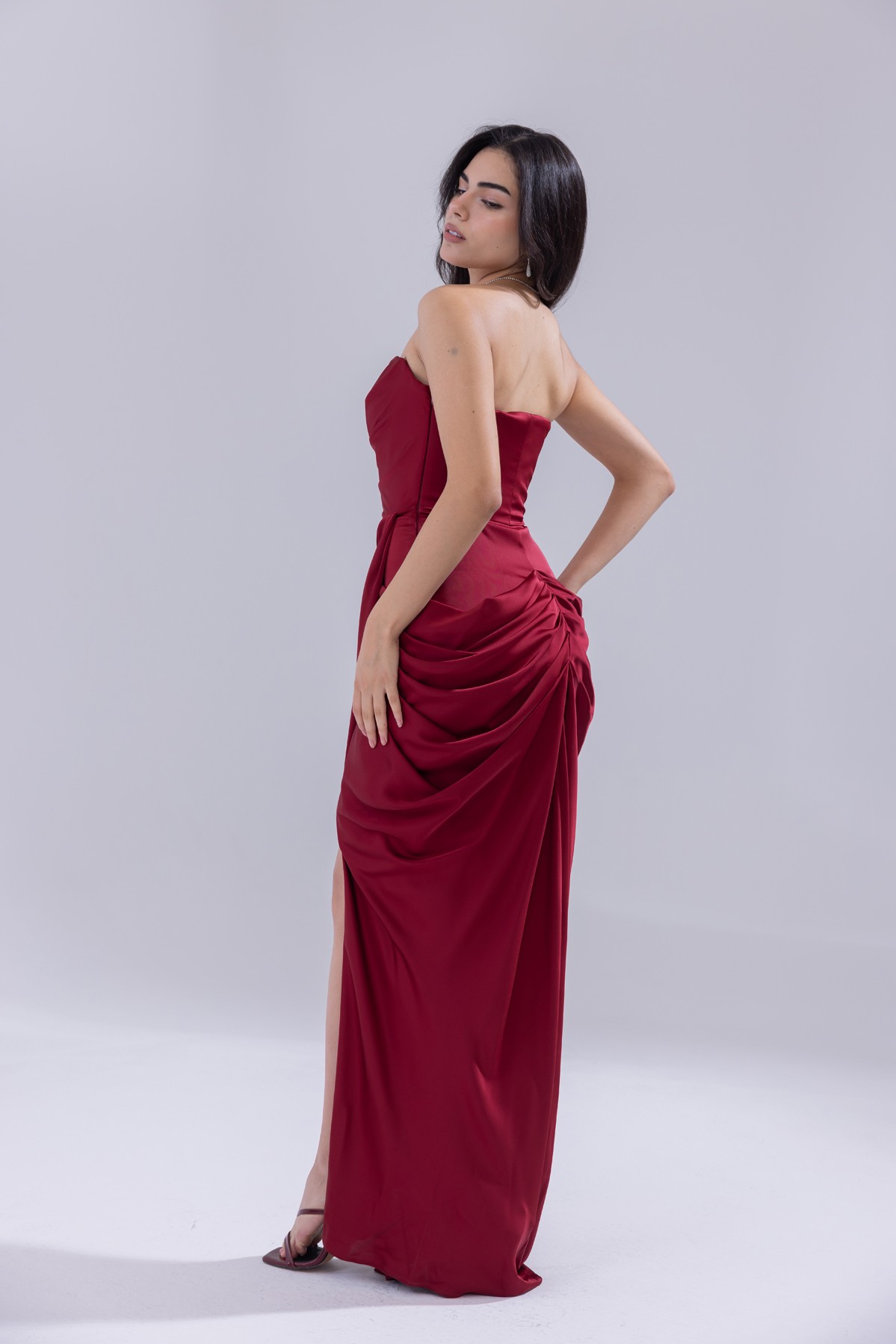 BDM Exclusive Saten Pileli Drape Detaylı Straplez Yırtmaçlı Uzun Abiye Elbise