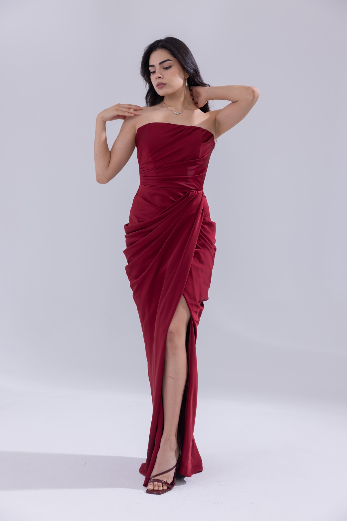 BDM Exclusive Saten Pileli Drape Detaylı Straplez Yırtmaçlı Uzun Abiye Elbise
