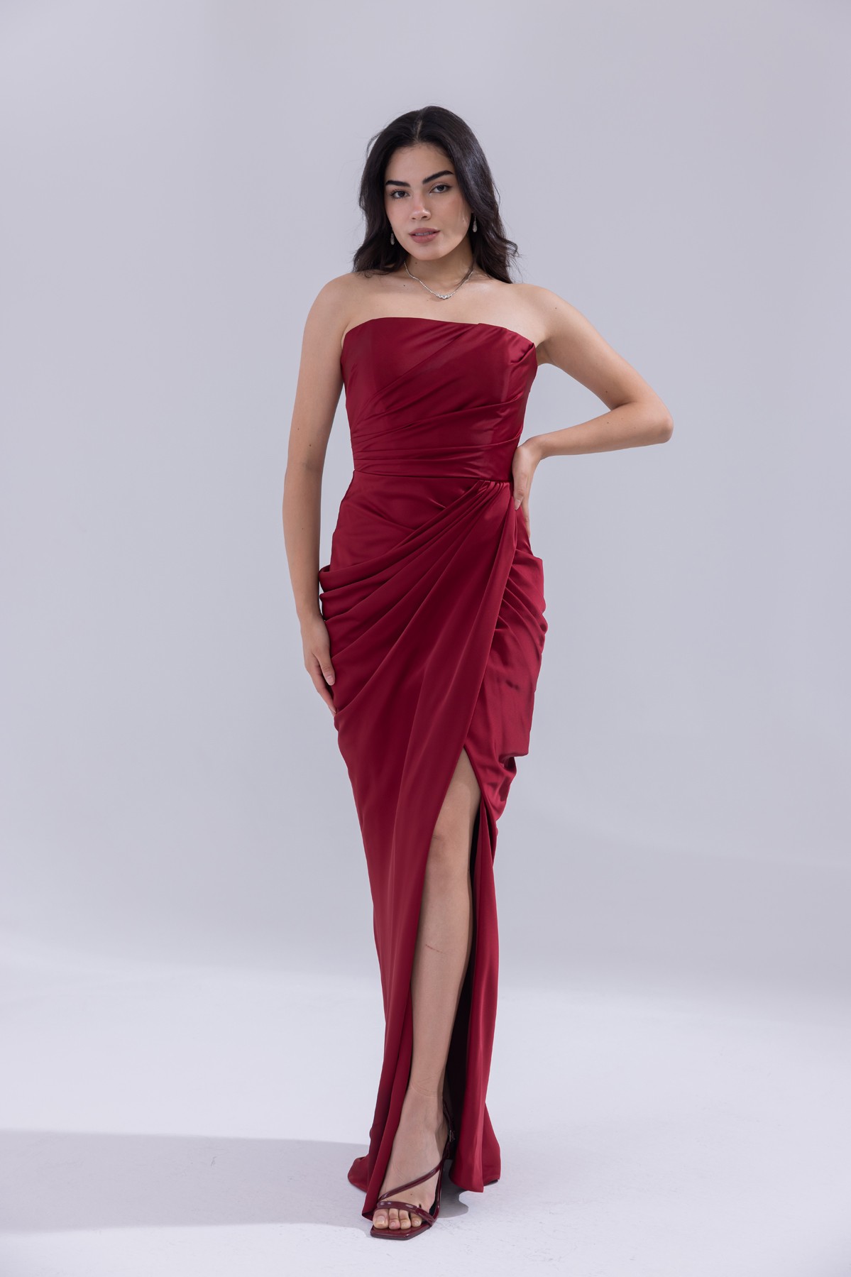 BDM Exclusive Saten Pileli Drape Detaylı Straplez Yırtmaçlı Uzun Abiye Elbise
