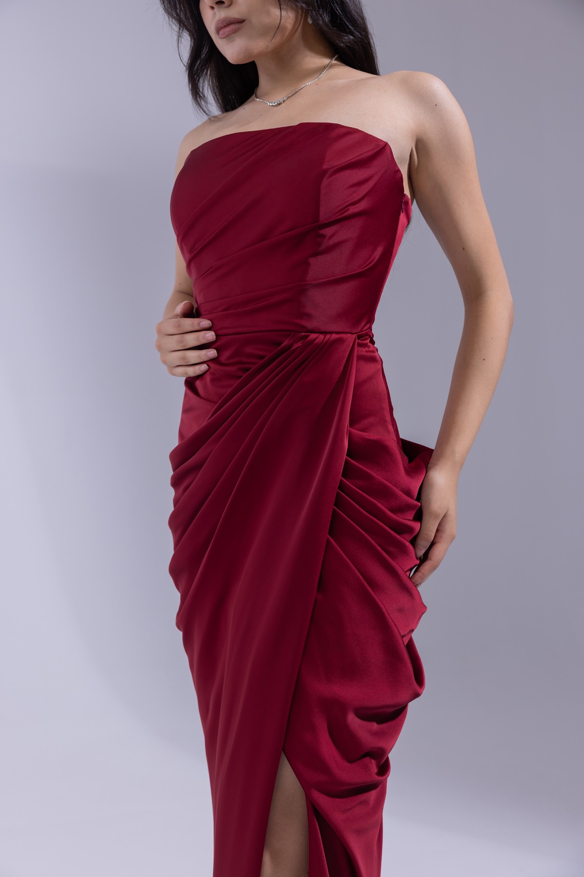 BDM Exclusive Saten Pileli Drape Detaylı Straplez Yırtmaçlı Uzun Abiye Elbise