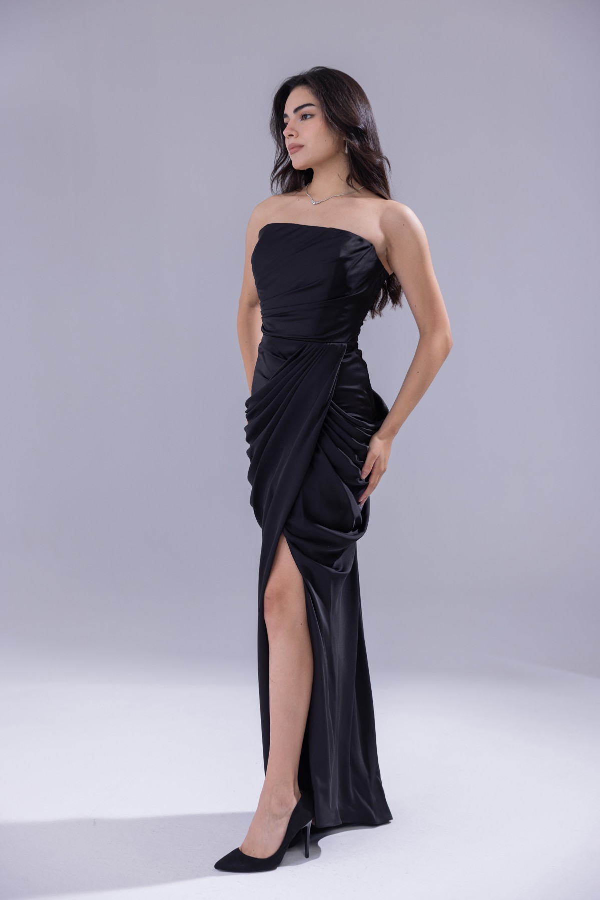 BDM Exclusive Saten Pileli Drape Detaylı Straplez Yırtmaçlı Uzun Abiye Elbise