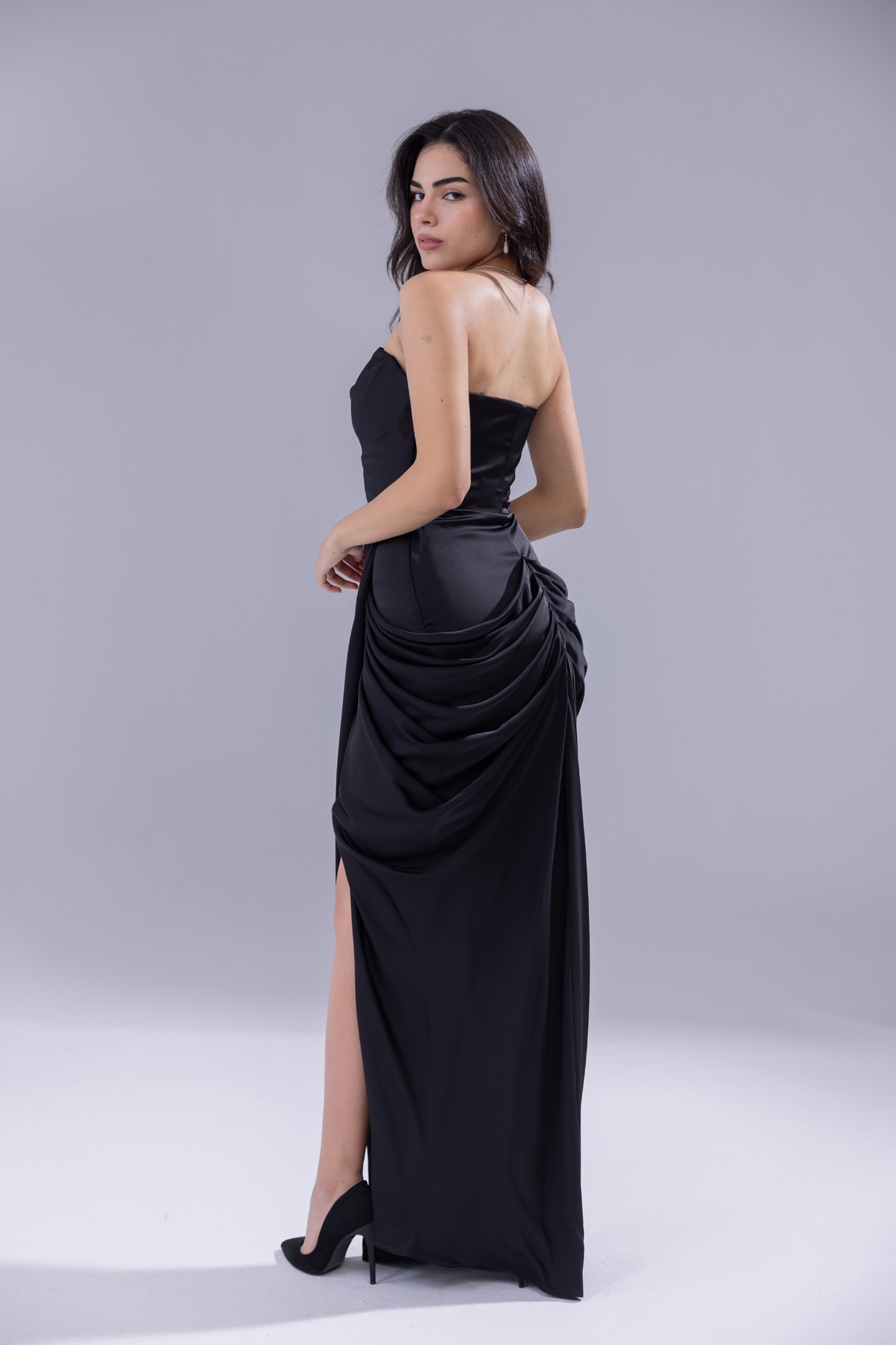 BDM Exclusive Saten Pileli Drape Detaylı Straplez Yırtmaçlı Uzun Abiye Elbise