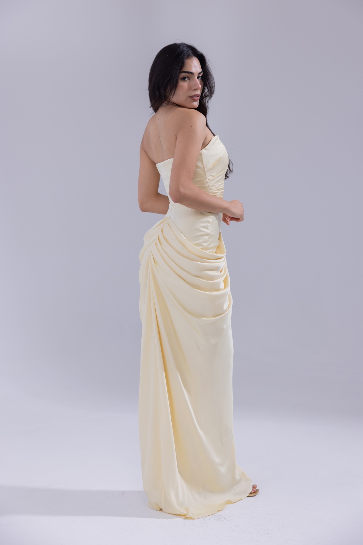 BDM Exclusive Saten Pileli Drape Detaylı Straplez Yırtmaçlı Uzun Abiye Elbise