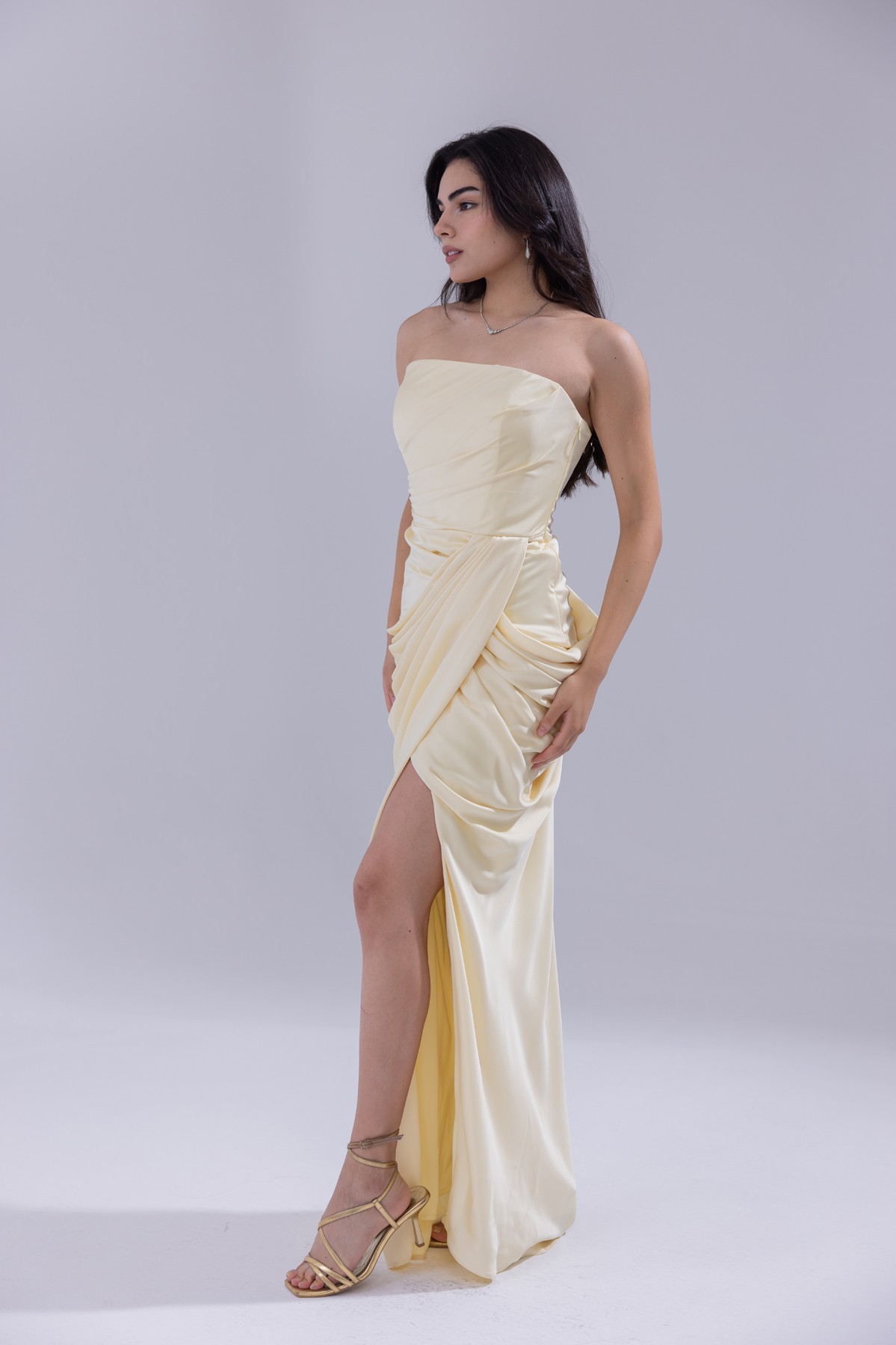BDM Exclusive Saten Pileli Drape Detaylı Straplez Yırtmaçlı Uzun Abiye Elbise