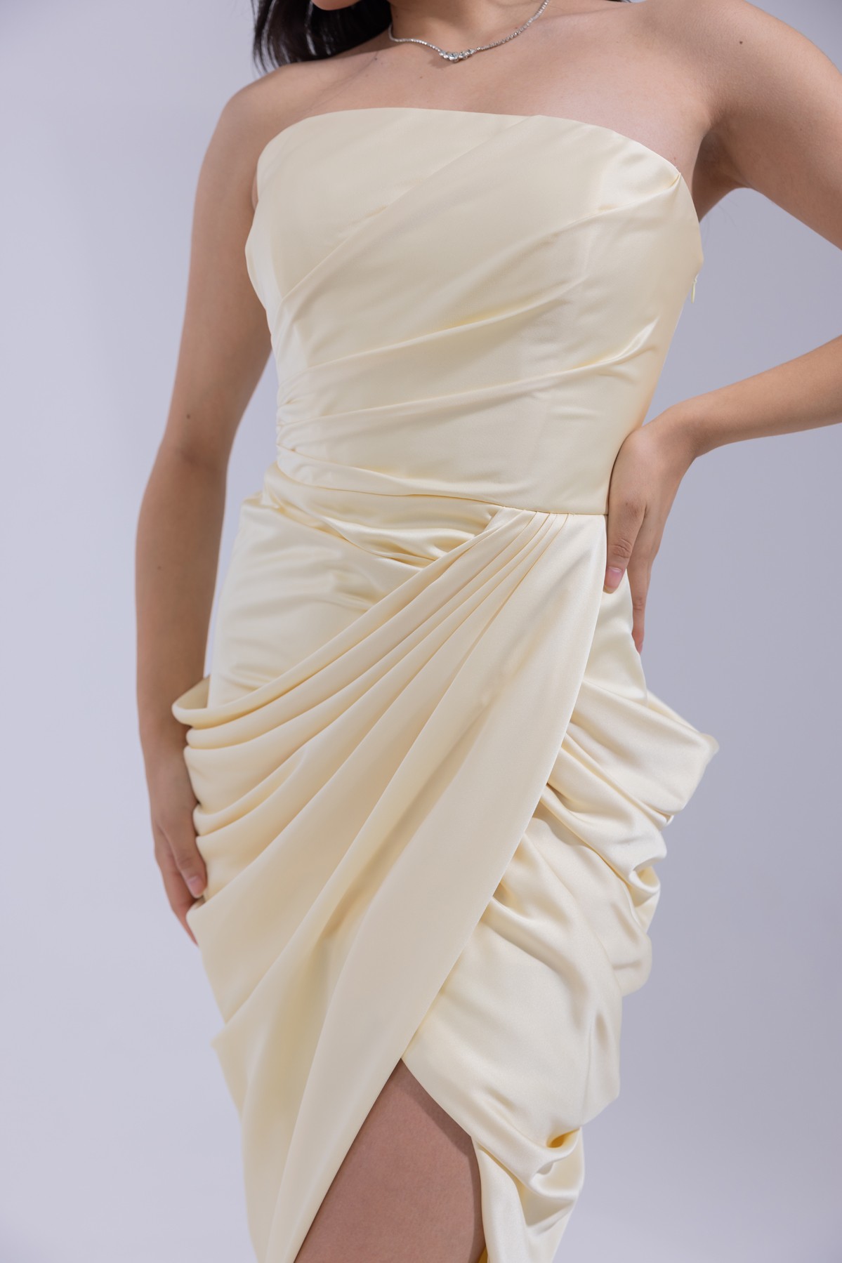 BDM Exclusive Saten Pileli Drape Detaylı Straplez Yırtmaçlı Uzun Abiye Elbise