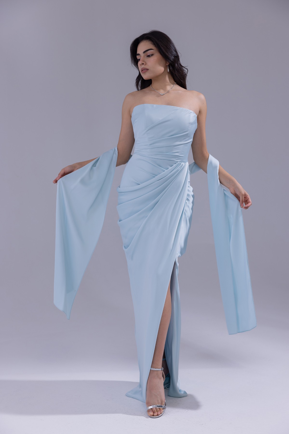 BDM Exclusive Saten Pileli Drape Detaylı Straplez Yırtmaçlı Uzun Abiye Elbise