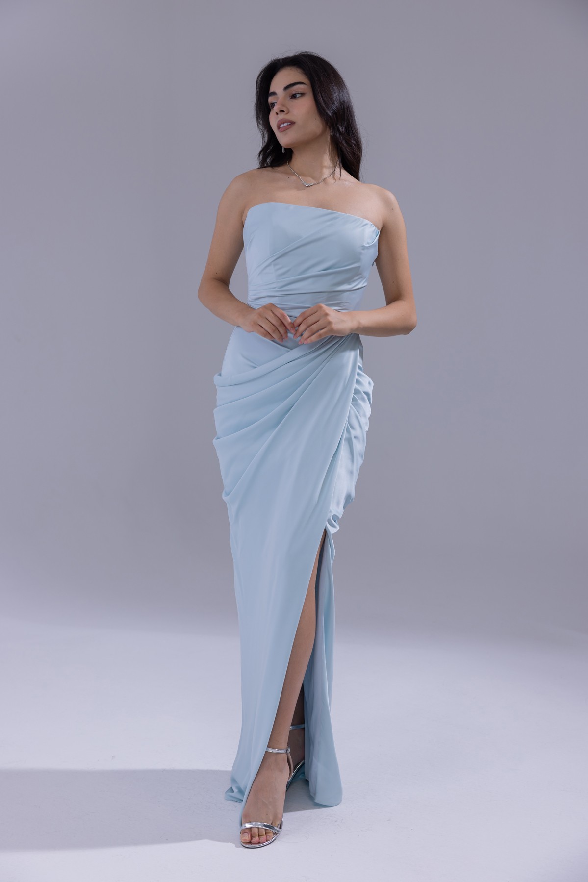 BDM Exclusive Saten Pileli Drape Detaylı Straplez Yırtmaçlı Uzun Abiye Elbise