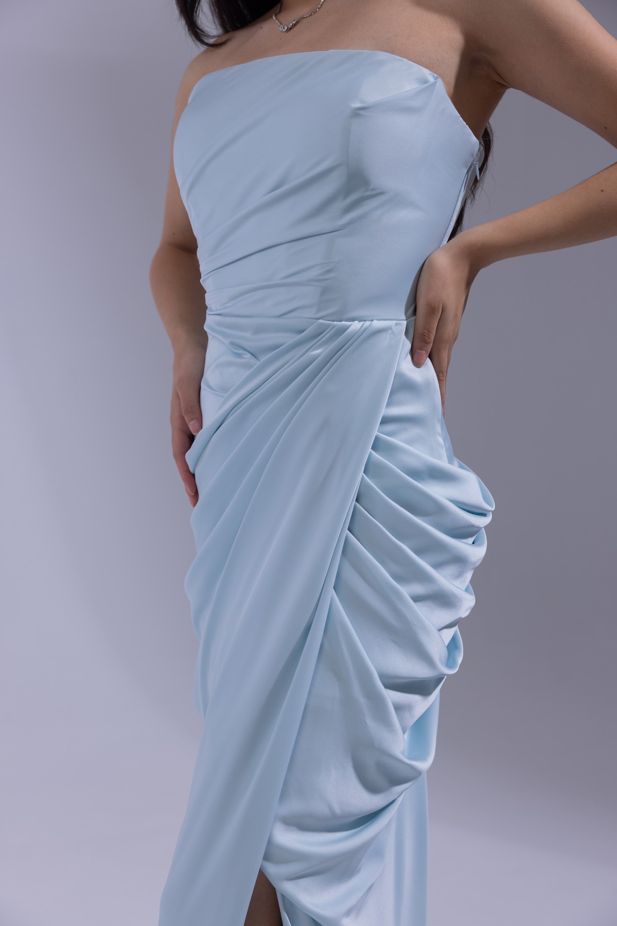 BDM Exclusive Saten Pileli Drape Detaylı Straplez Yırtmaçlı Uzun Abiye Elbise
