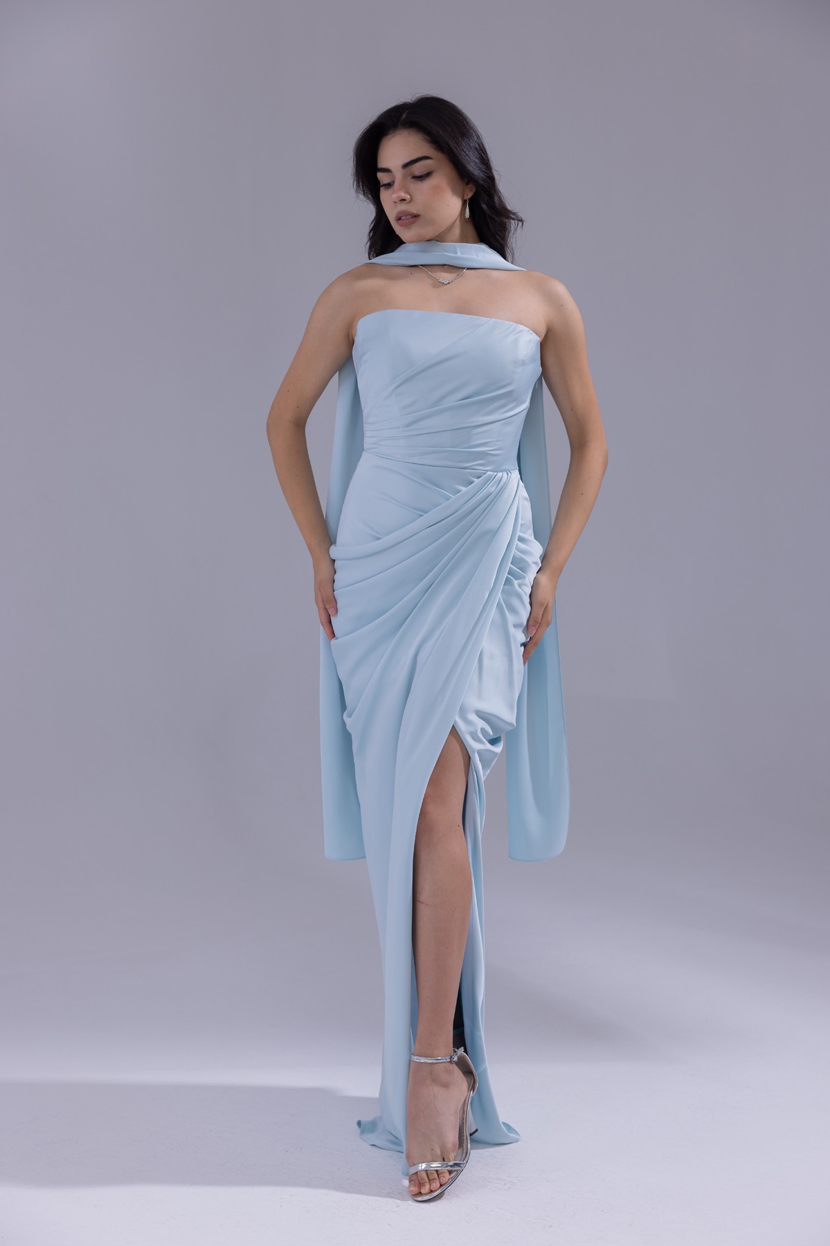 BDM Exclusive Saten Pileli Drape Detaylı Straplez Yırtmaçlı Uzun Abiye Elbise