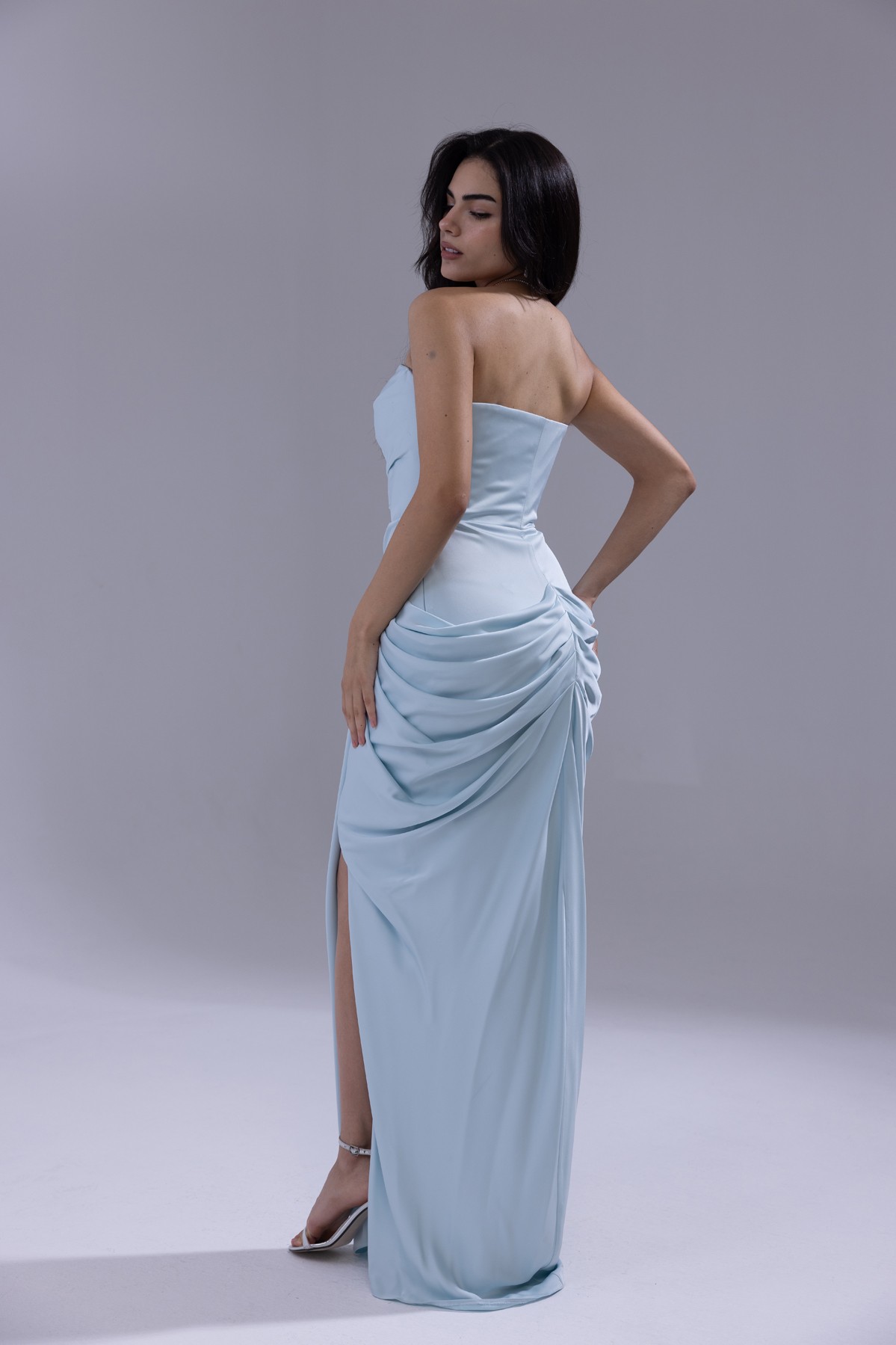 BDM Exclusive Saten Pileli Drape Detaylı Straplez Yırtmaçlı Uzun Abiye Elbise