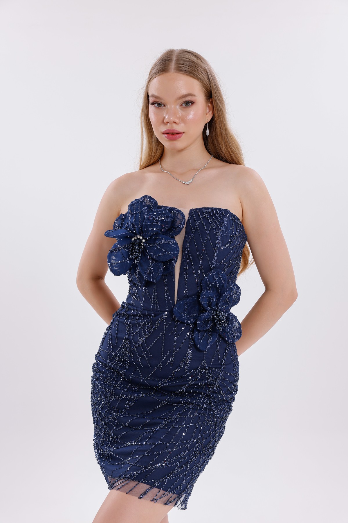 BDM Exclusive Taşlı Kumaş Çiçek Aplikli Straplez Kısa Abiye Elbise