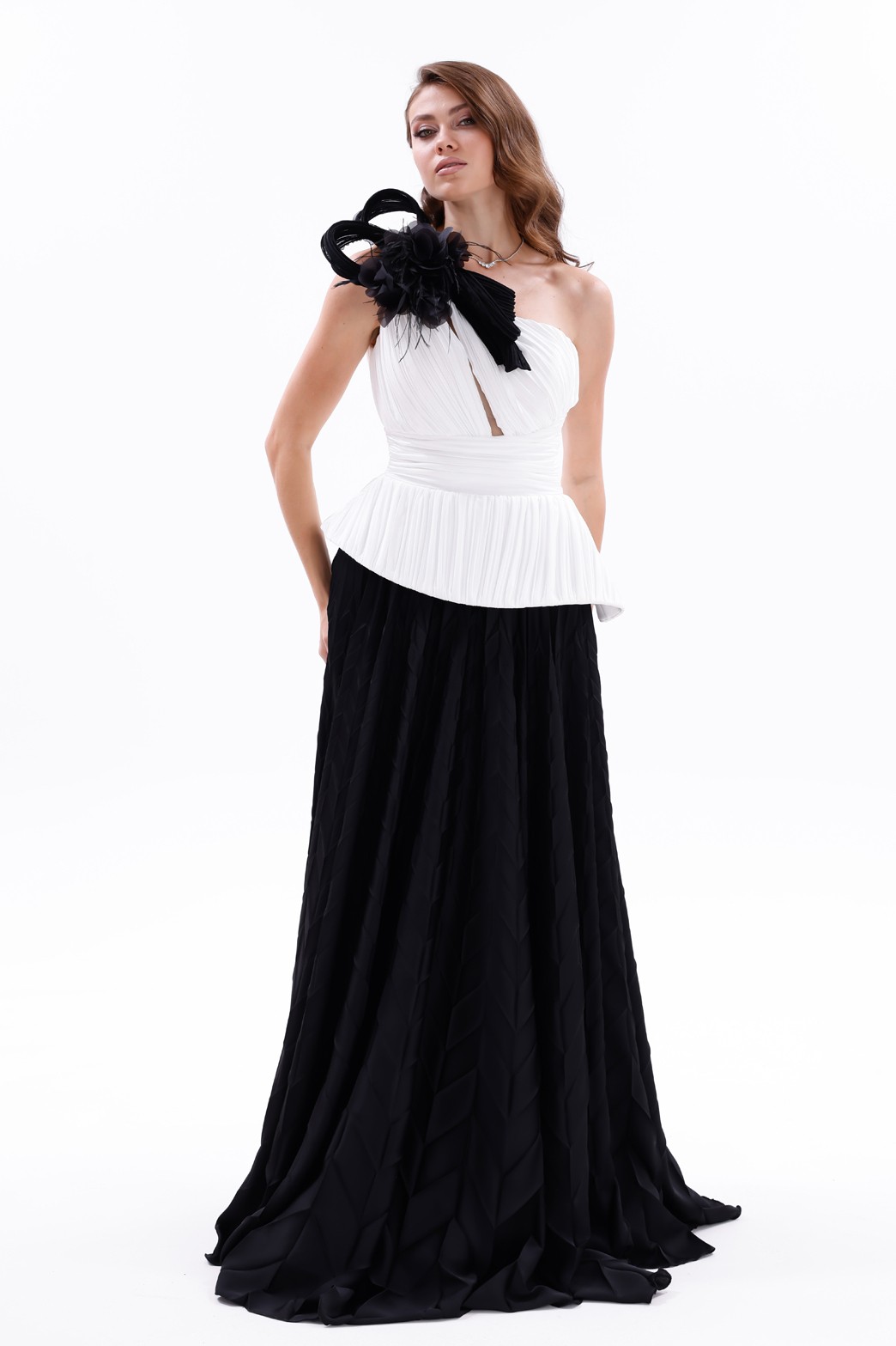 BDM Exclusive Tek Omuz Piliseli Peplum Çiçek Aplikeli Uzun Saten Abiye Elbise
