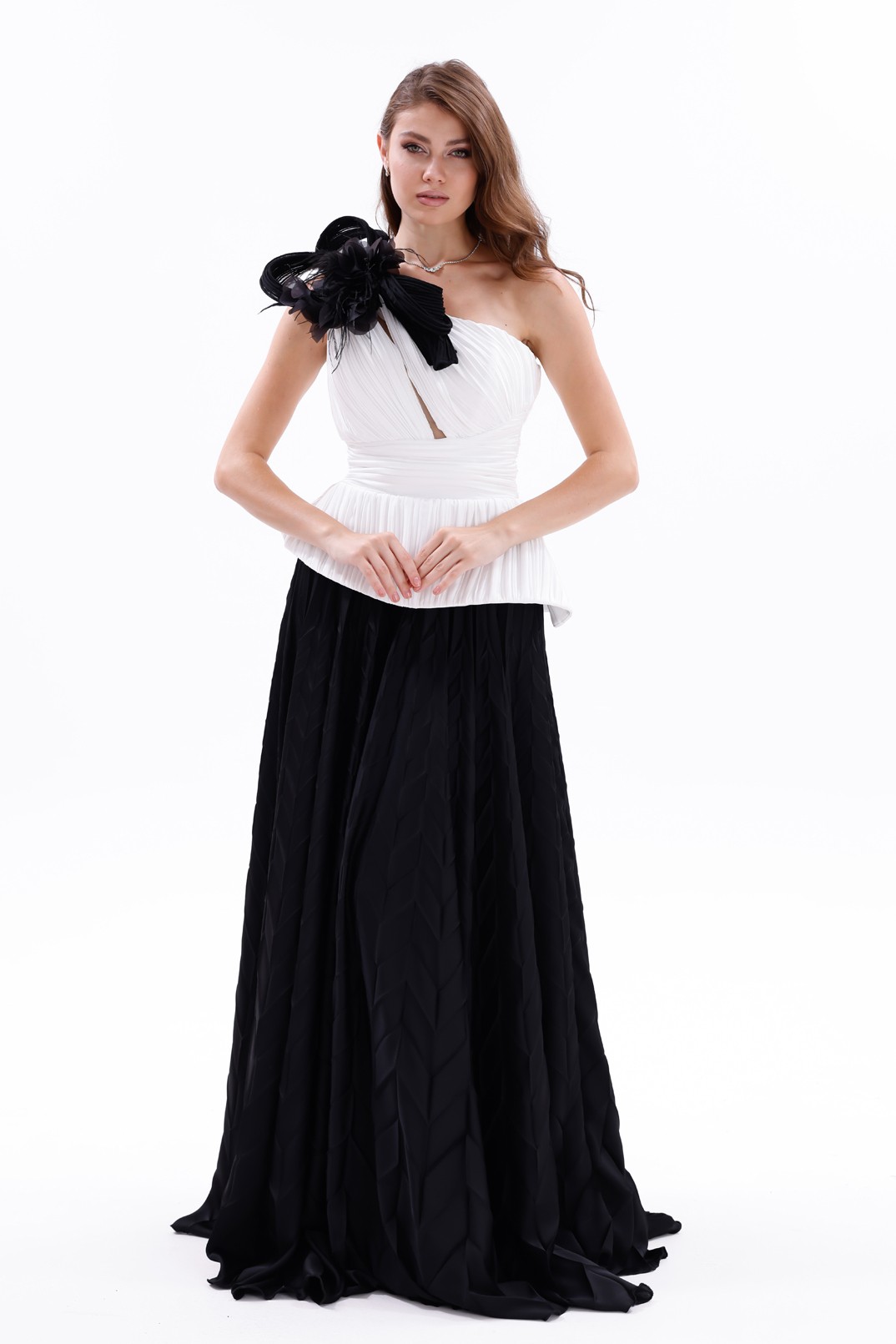 BDM Exclusive Tek Omuz Piliseli Peplum Çiçek Aplikeli Uzun Saten Abiye Elbise