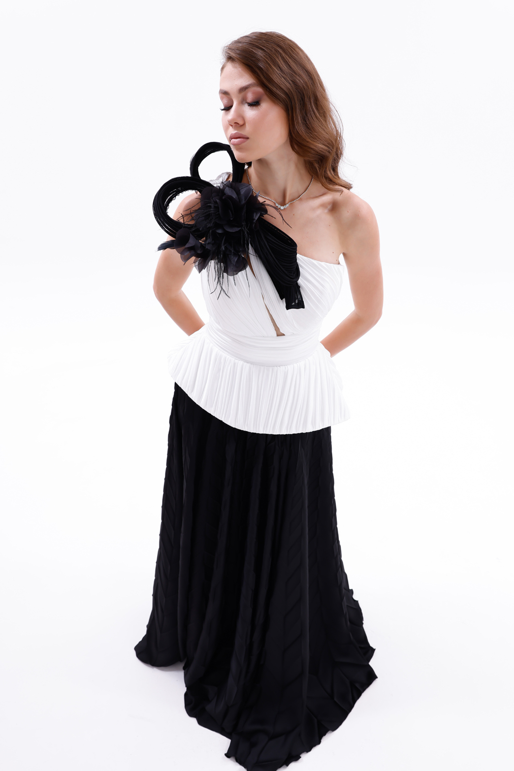 BDM Exclusive Tek Omuz Piliseli Peplum Çiçek Aplikeli Uzun Saten Abiye Elbise