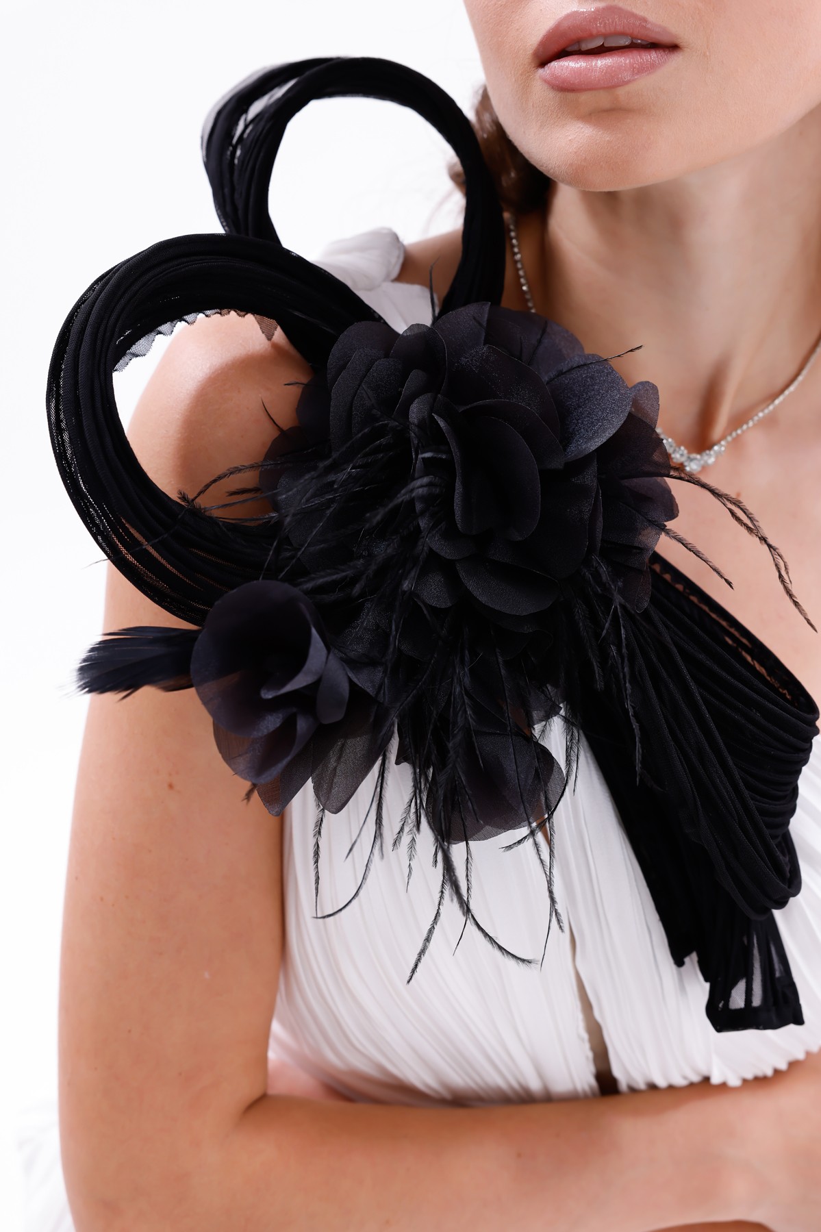 BDM Exclusive Tek Omuz Piliseli Peplum Çiçek Aplikeli Uzun Saten Abiye Elbise