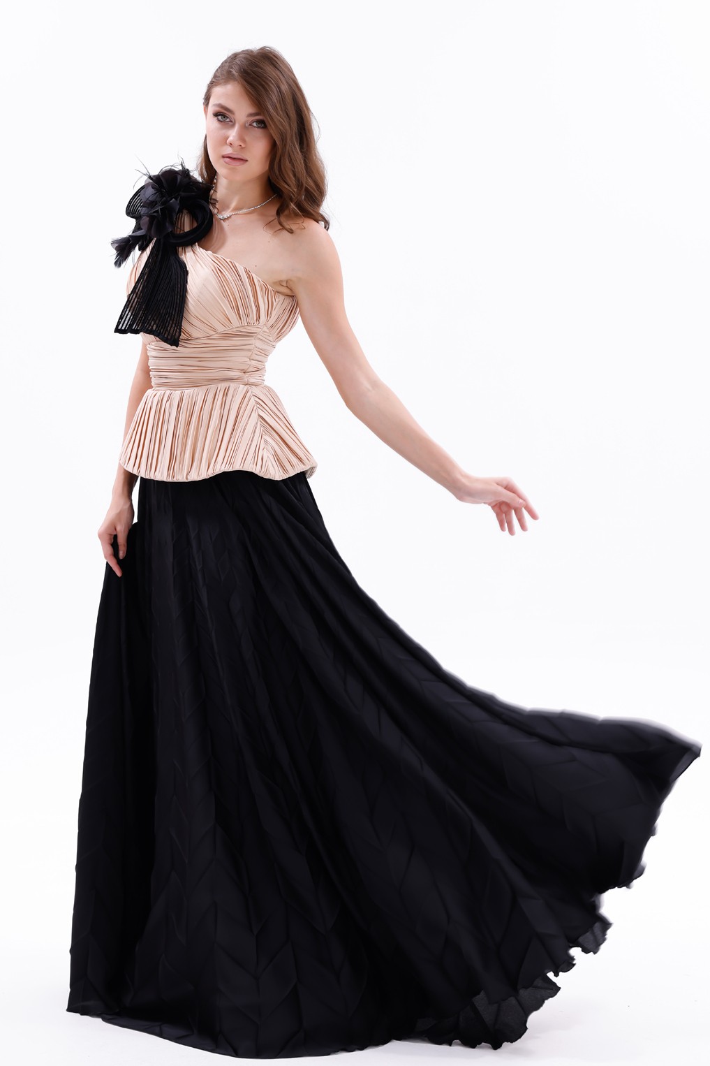 BDM Exclusive Tek Omuz Piliseli Peplum Çiçek Aplikeli Uzun Saten Abiye Elbise