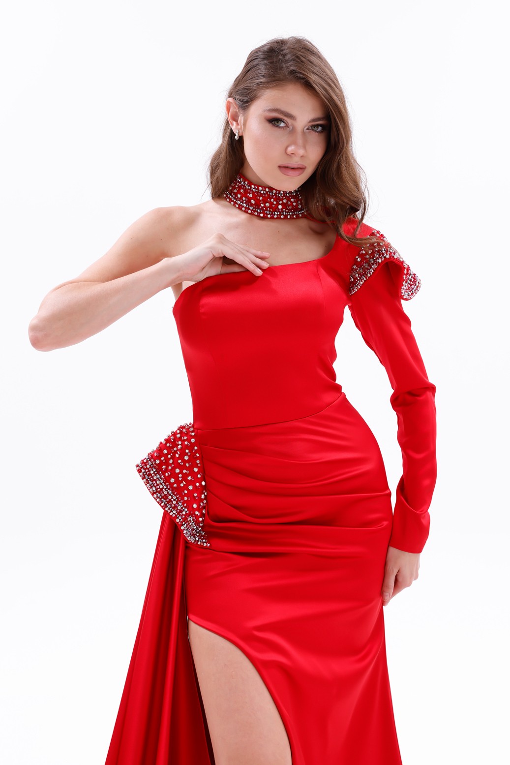 BDM Exclusive Tek Omuz Taş İşlemeli Choker Detaylı Yırtmaçlı Uzun Saten Abiye Elbise