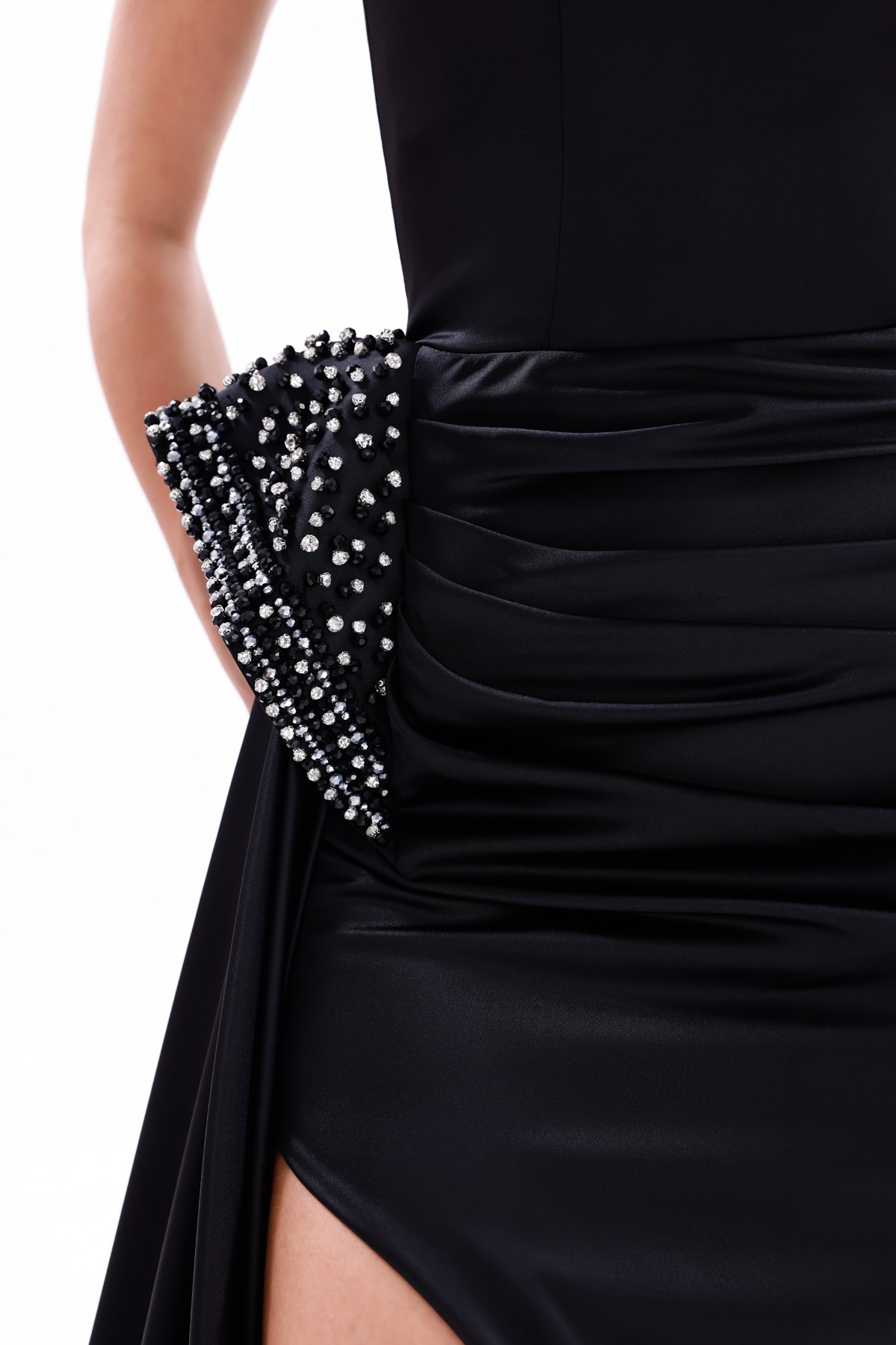 BDM Exclusive Tek Omuz Taş İşlemeli Choker Detaylı Yırtmaçlı Uzun Saten Abiye Elbise