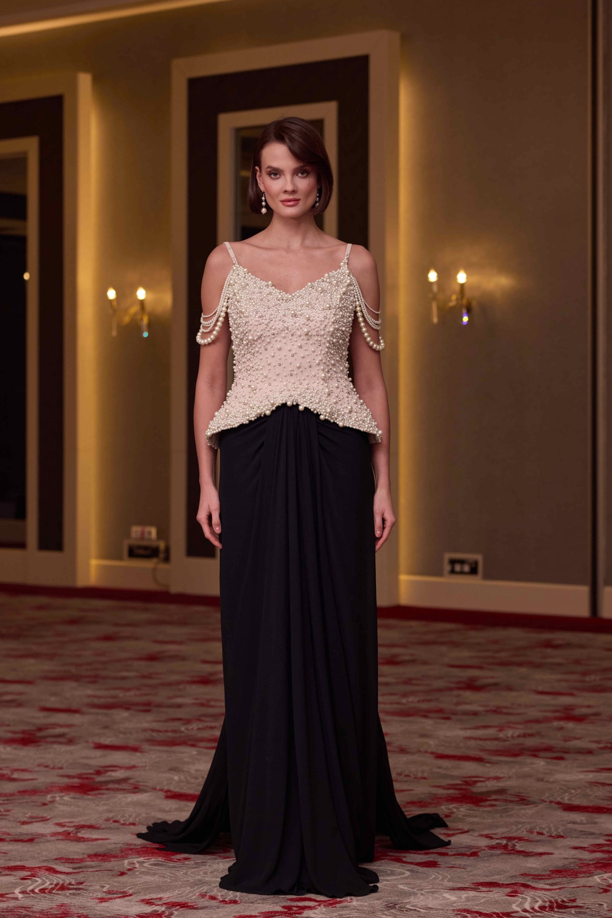 BDM Exclusive V Yaka Peplum El İşlemeli Taş Ve İnci Detaylı Krep Uzun Abiye Elbise