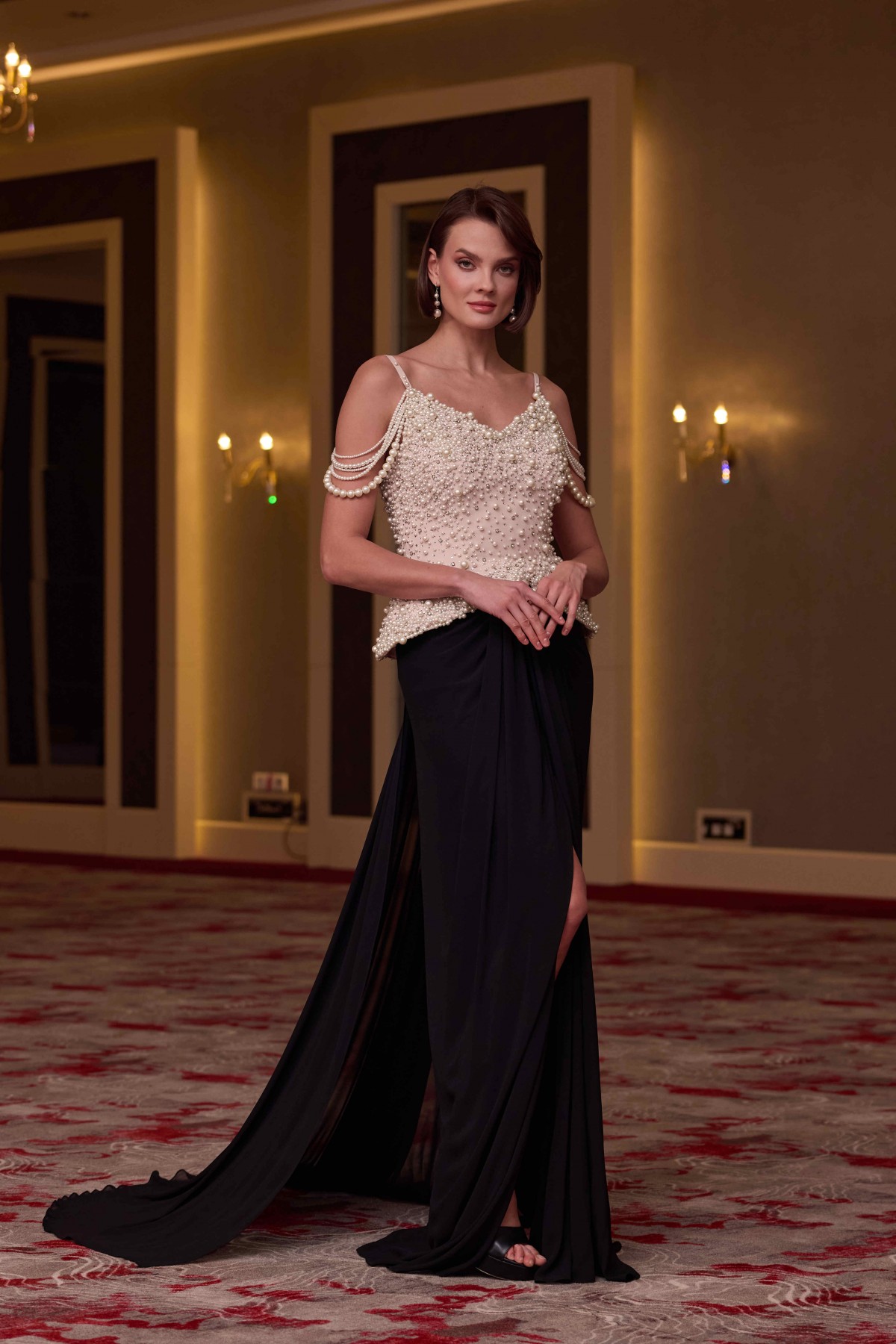 BDM Exclusive V Yaka Peplum El İşlemeli Taş Ve İnci Detaylı Krep Uzun Abiye Elbise