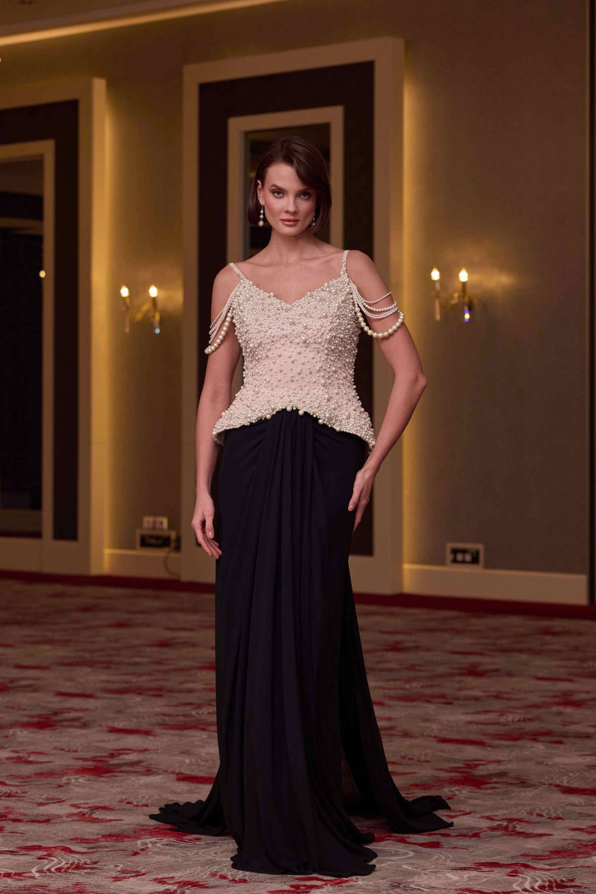 BDM Exclusive V Yaka Peplum El İşlemeli Taş Ve İnci Detaylı Krep Uzun Abiye Elbise