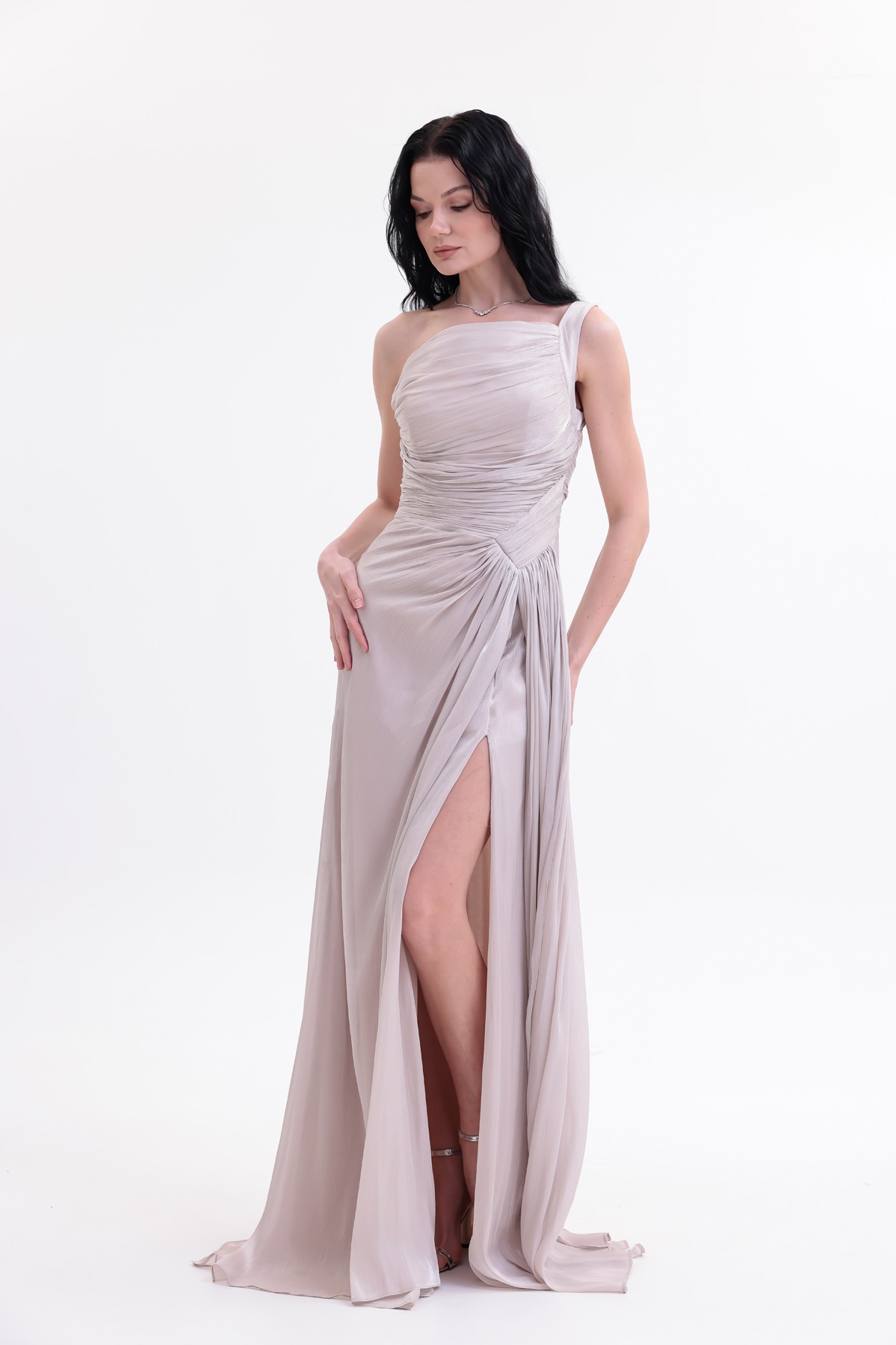 BDM Exclusive Parlak Şifon Drape Detaylı Tek Omuz Yırtmaçlı Premium Abiye Elbise