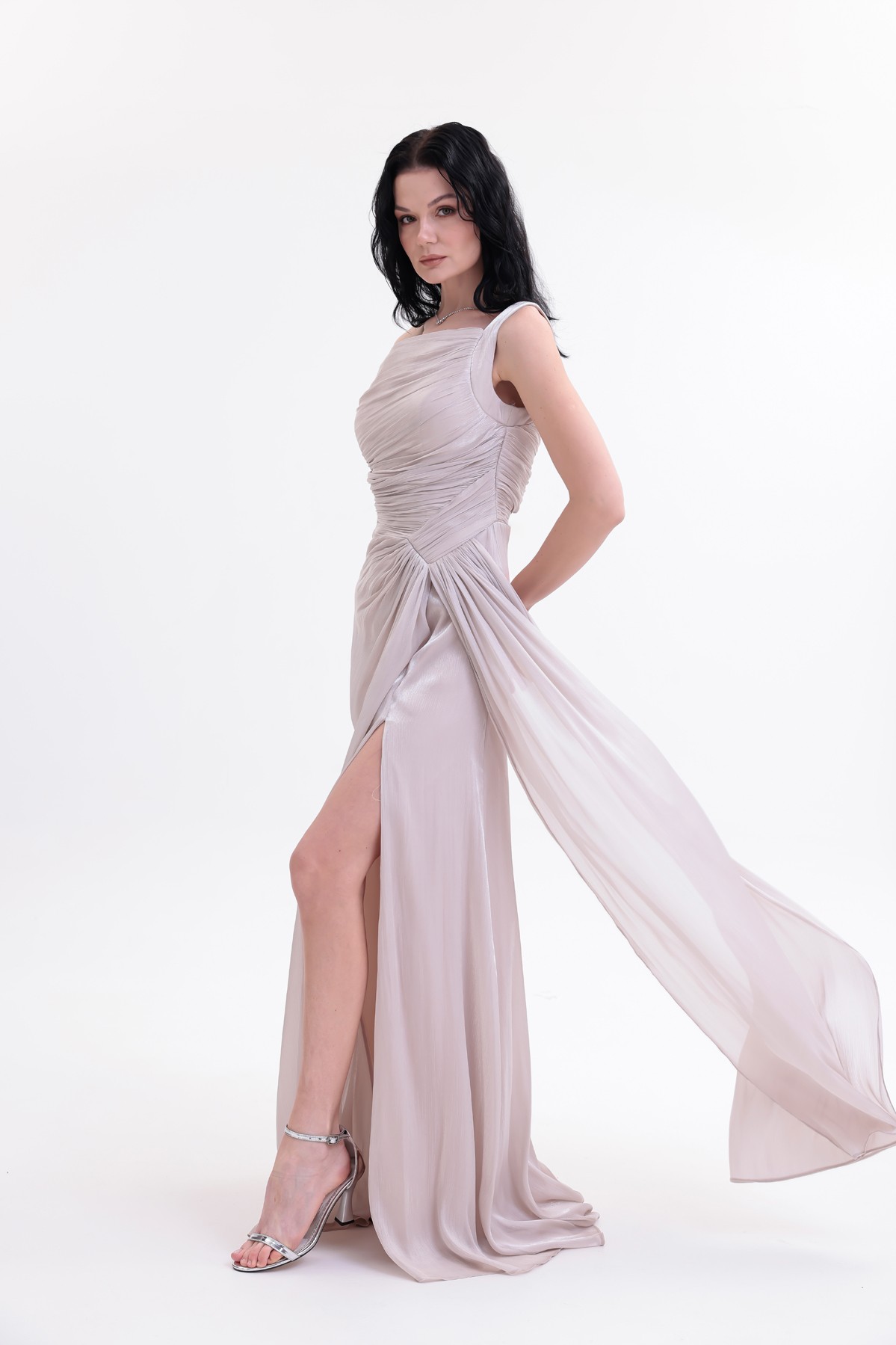 BDM Exclusive Parlak Şifon Drape Detaylı Tek Omuz Yırtmaçlı Premium Abiye Elbise