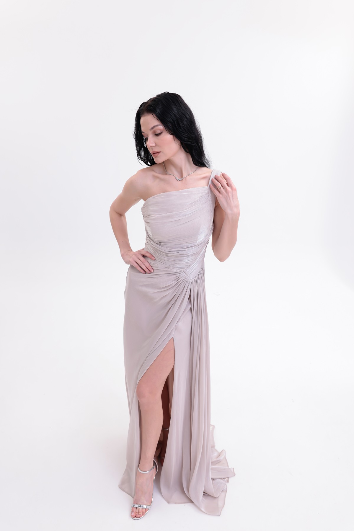 BDM Exclusive Parlak Şifon Drape Detaylı Tek Omuz Yırtmaçlı Premium Abiye Elbise