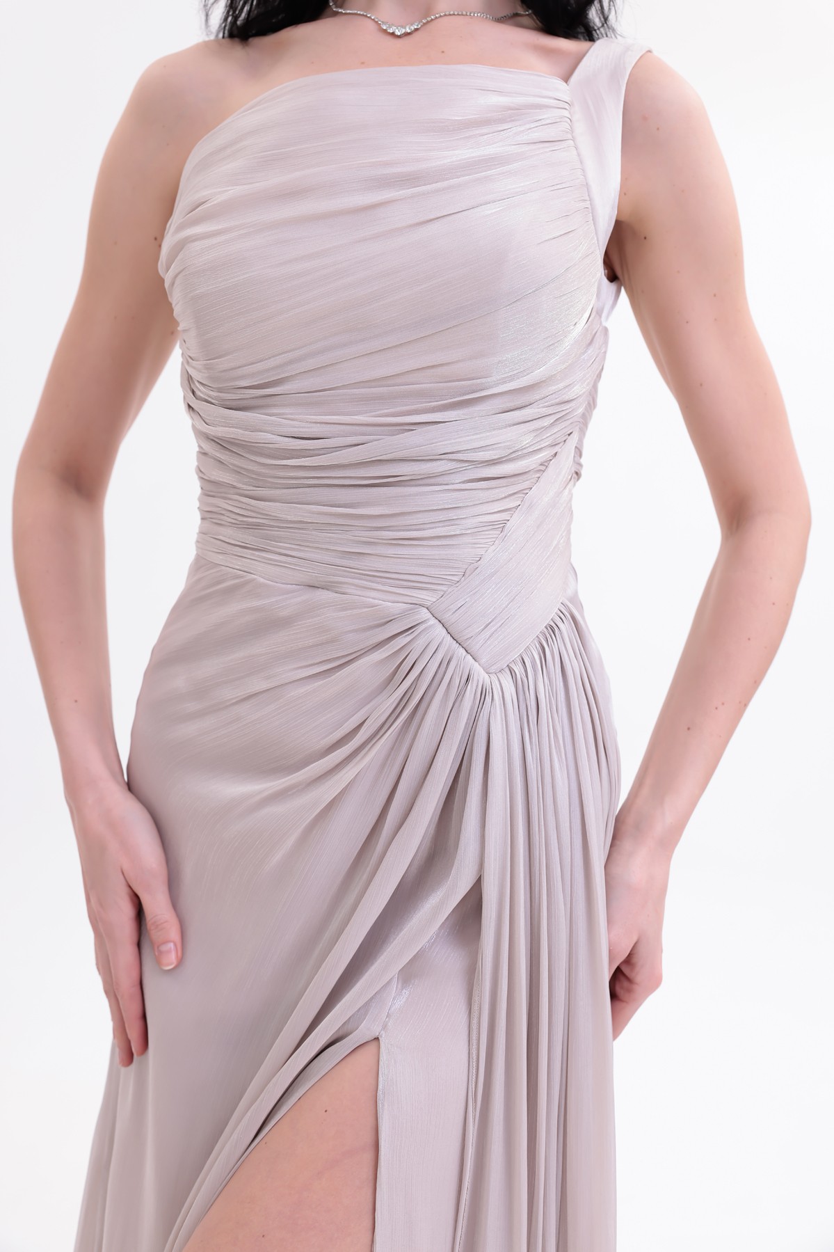 BDM Exclusive Parlak Şifon Drape Detaylı Tek Omuz Yırtmaçlı Premium Abiye Elbise