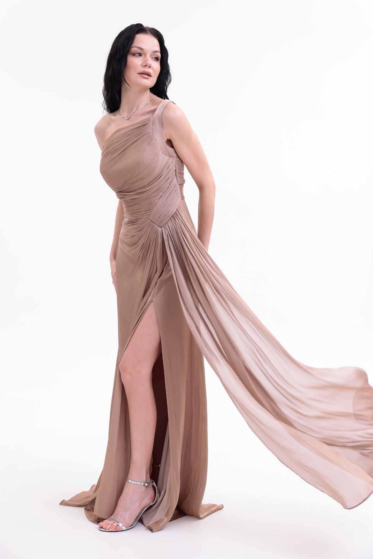 BDM Exclusive Parlak Şifon Drape Detaylı Tek Omuz Yırtmaçlı Premium Abiye Elbise
