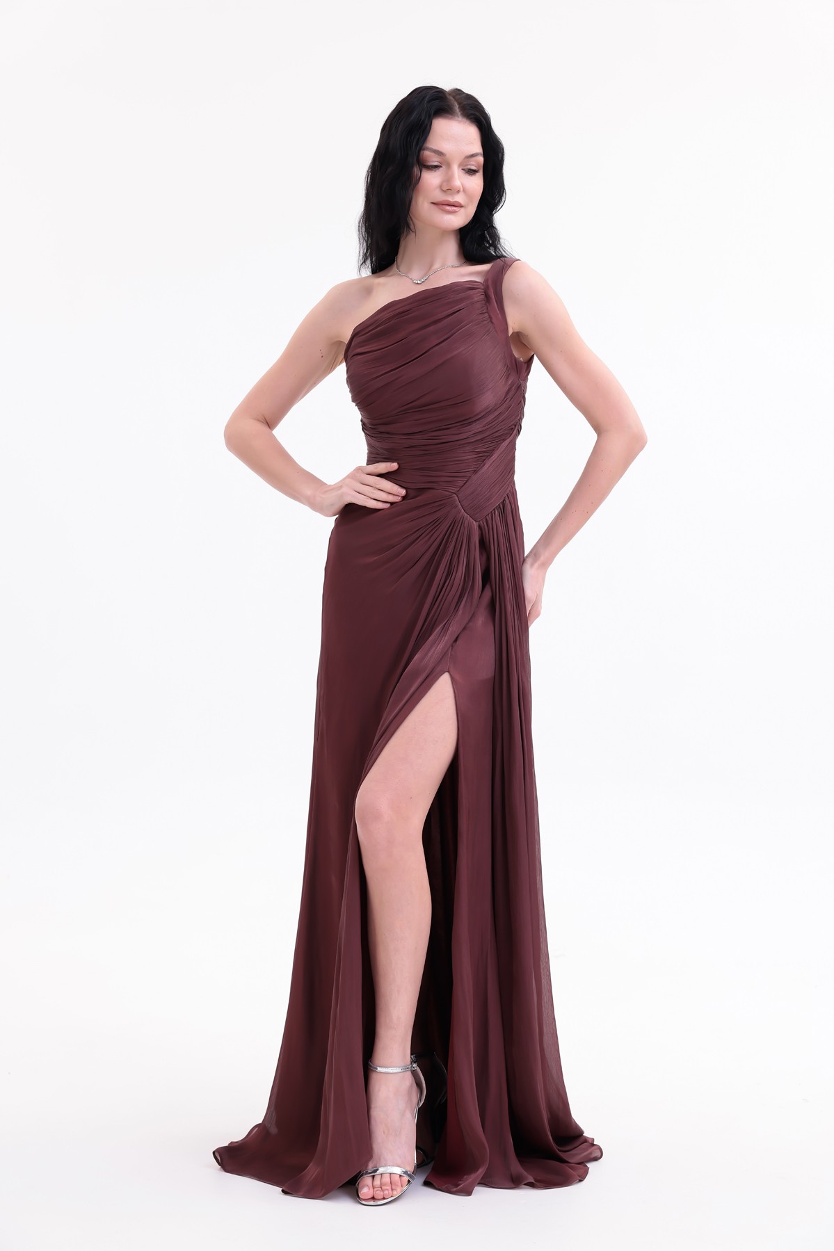 BDM Exclusive Parlak Şifon Drape Detaylı Tek Omuz Yırtmaçlı Premium Abiye Elbise