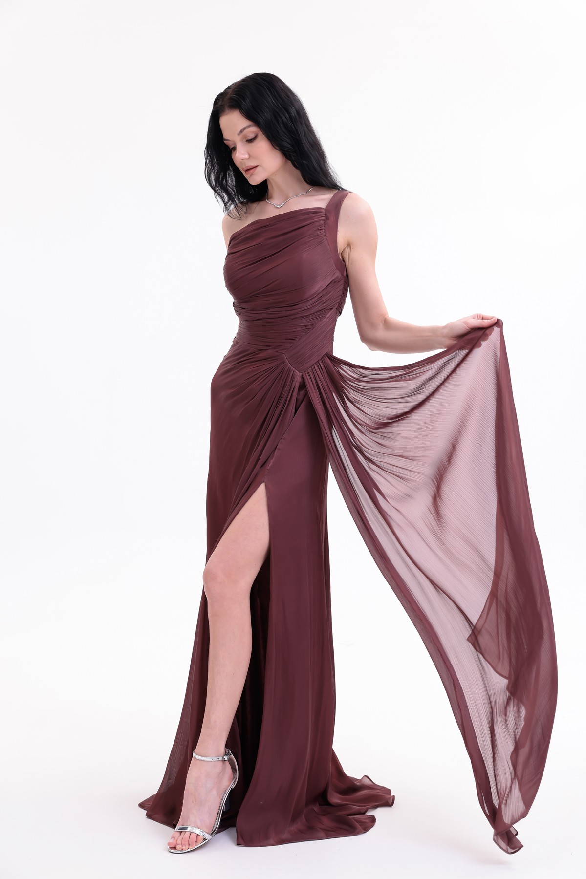 BDM Exclusive Parlak Şifon Drape Detaylı Tek Omuz Yırtmaçlı Premium Abiye Elbise
