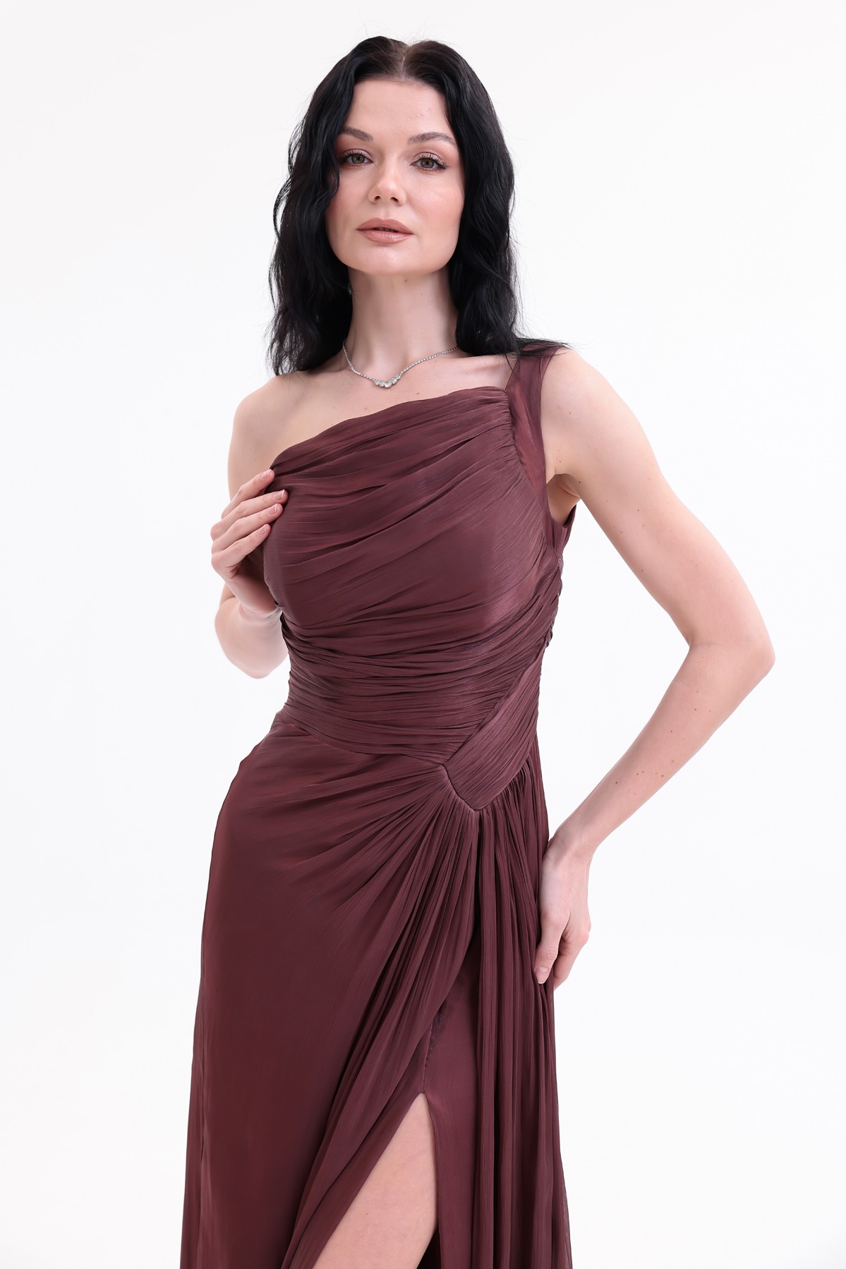 BDM Exclusive Parlak Şifon Drape Detaylı Tek Omuz Yırtmaçlı Premium Abiye Elbise