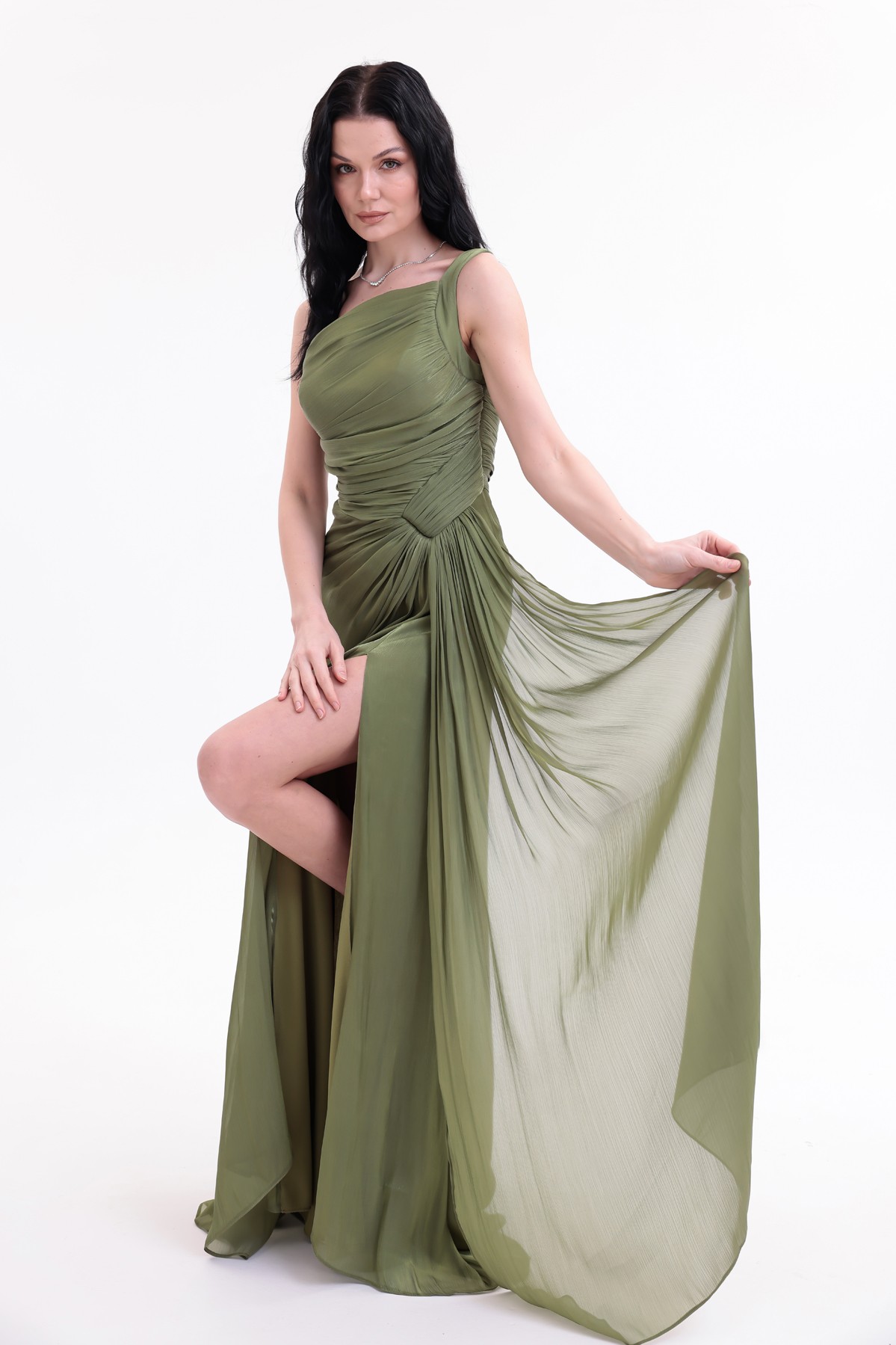BDM Exclusive Parlak Şifon Drape Detaylı Tek Omuz Yırtmaçlı Premium Abiye Elbise