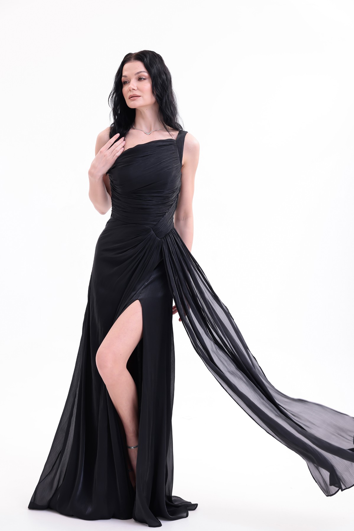 BDM Exclusive Parlak Şifon Drape Detaylı Tek Omuz Yırtmaçlı Premium Abiye Elbise